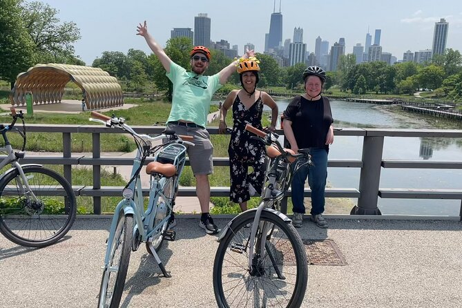 2 Hour Chicago Landmarks & Lakefront E-Bike Tour - Adler Planetarium and the classic skyline view
