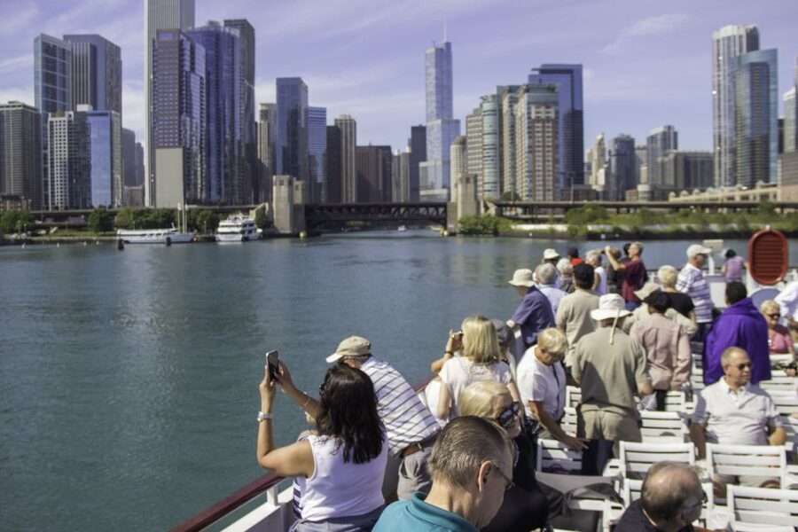 Chicago: 45-Minute Family-Friendly Architecture River Cruise - Returning past the Riverwalk