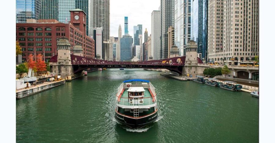 Chicago: Architecture Boat Tour with Drinks - Drinks, seating, and comfort on the water
