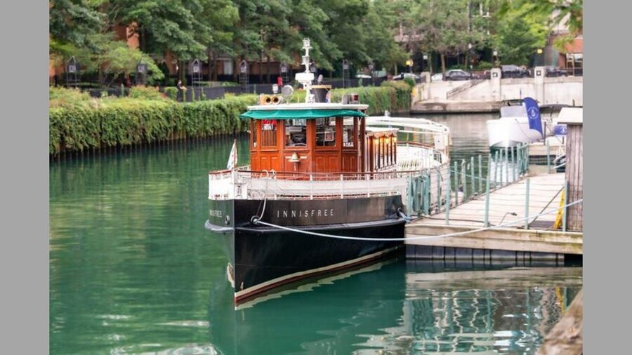 Chicago: Architecture Boat Tour with Drinks - Boarding at Ogden Slip on McClurg Court