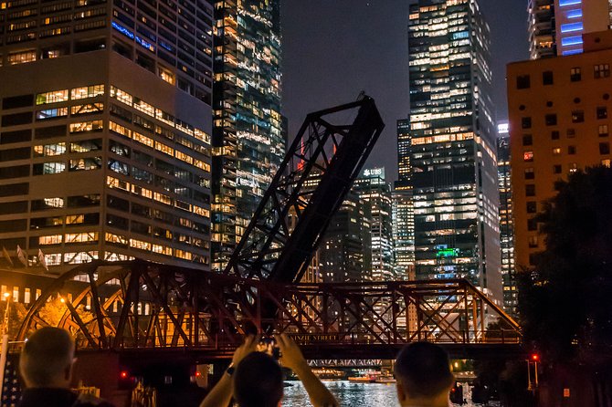 Chicago By Night River & Lake Cruise - What the boat and commentary are like