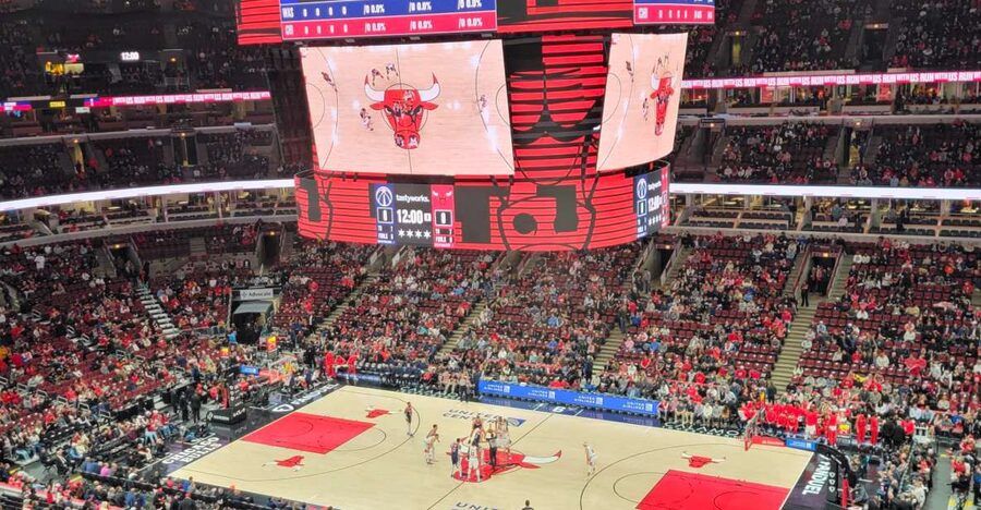 Chicago: Chicago Bulls Basketball Game Ticket - Arriving at United Center with a mobile ticket