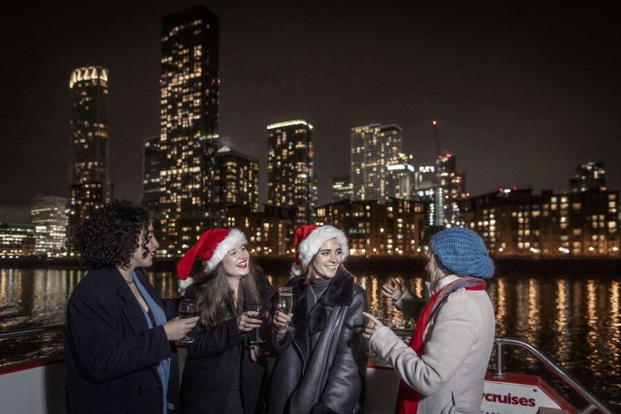 Chicago: Christmas Eve Lake Michigan Gourmet Dinner Cruise - What the 2.5-hour evening feels like