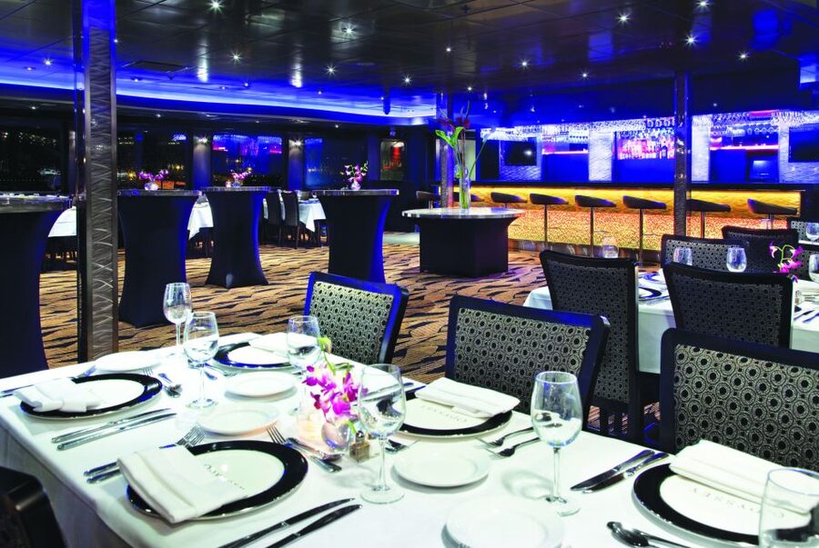 Chicago: Christmas Eve Lake Michigan Gourmet Dinner Cruise - Food and service expectations