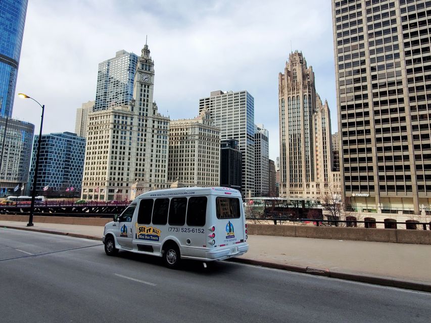 Chicago: City Minibus Tour with Optional Architecture Cruise - Guides who make the difference