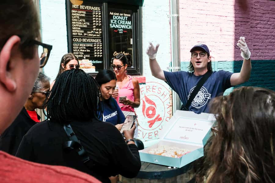 Chicago: Downtown Donut Tour with Tastings - What the guide adds to the sugar