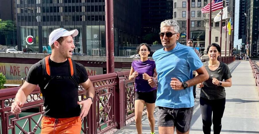 Chicago: Downtown Highlights Running Tour - Starting at Pioneer Plaza and the Apple Store