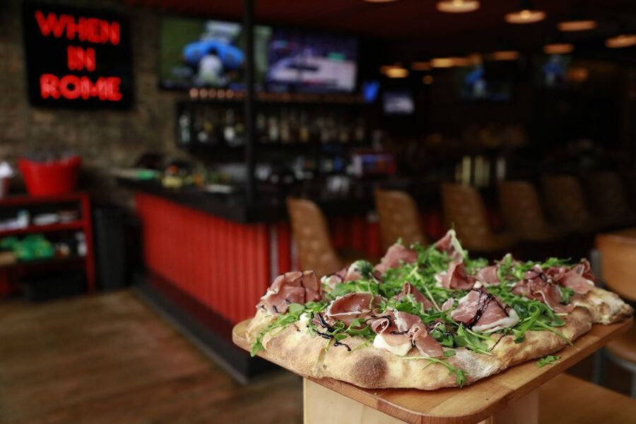 Chicago: Downtown Pizza Guided Walking Tour with Tastings - Deep dish arrives as the grand Chicago comparison