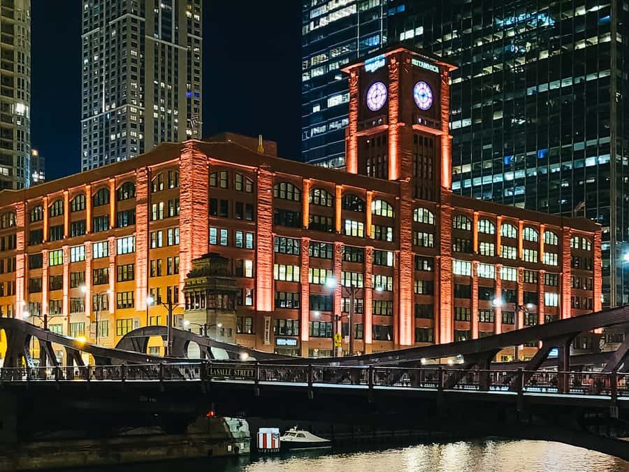 Chicago: Fireworks Cruise with Lake or River Viewing Options - Who should choose each version?