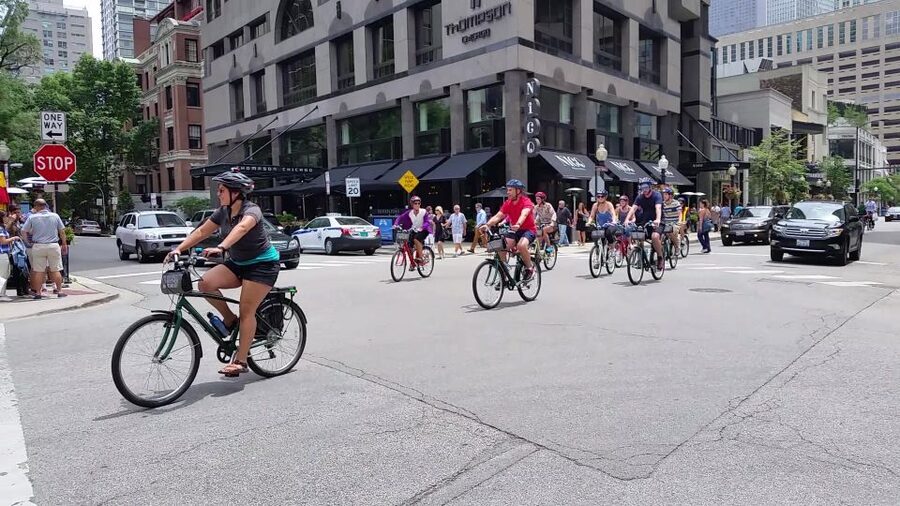 Chicago: Full-Day or Half-Day Bike Rental - North to Lincoln Park Zoo and Wrigley Field