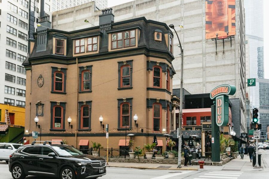 Chicago: Gangsters and Food Tasting Walking Tour - The Chicago hot dog and what to expect