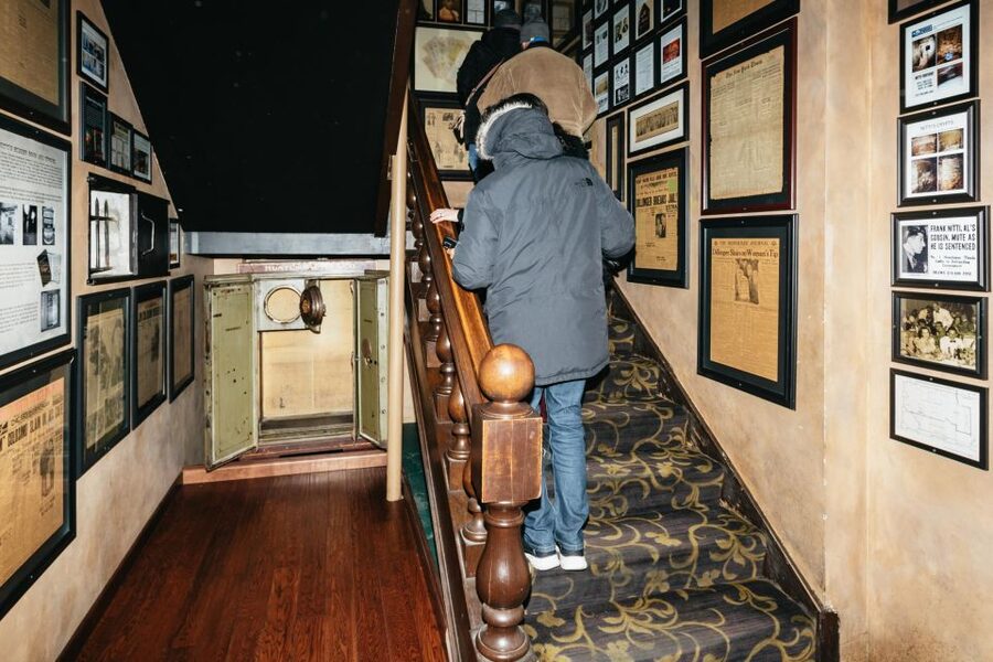Chicago: Gangsters and Food Tasting Walking Tour - The restaurant connected with modern Mafia history