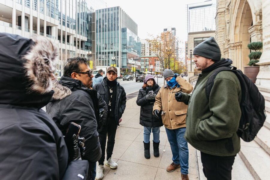 Chicago: Gangsters and Ghosts Guided Walking Tour - How the pace and guide quality affect the experience