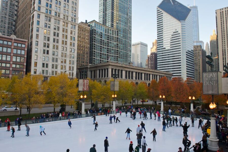 Chicago: Guided Holiday Walking Tour and Food Sampling - Hot apple cider on a cold Chicago morning
