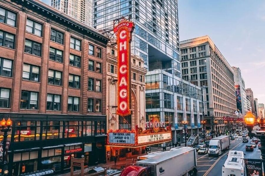 Chicago Highlights Private Walking Tour With A Guide - Starting at LondonHouse on East Wacker Drive