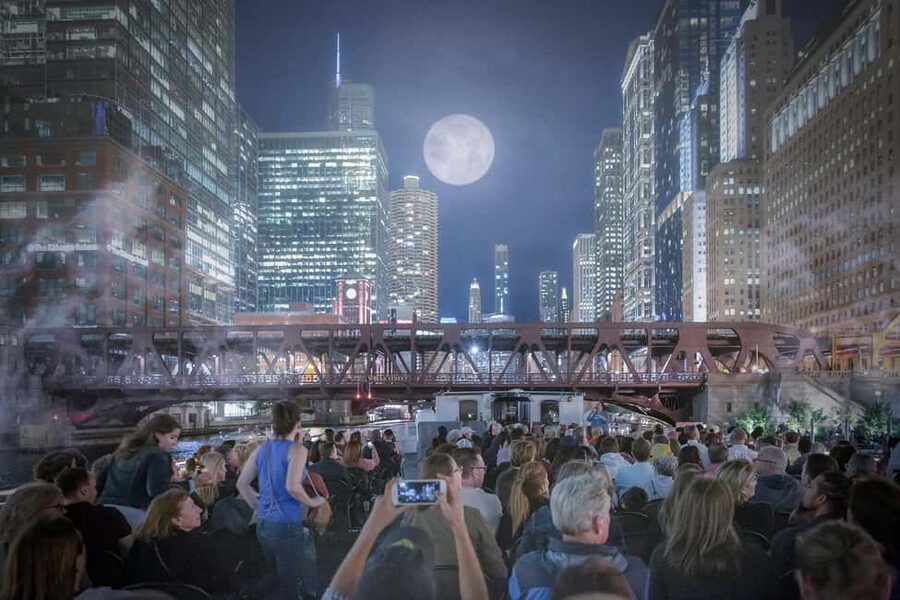 Chicago: Historic Gangsters & Twilight Tales Night Cruise - The landmarks you see from the boat