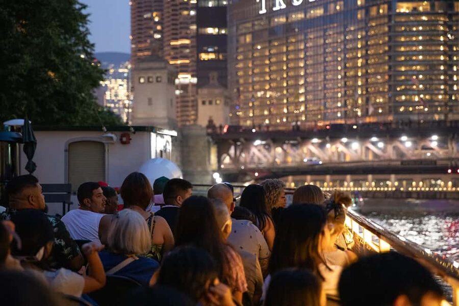 Chicago: Historic Gangsters & Twilight Tales Night Cruise - The river changes character at twilight