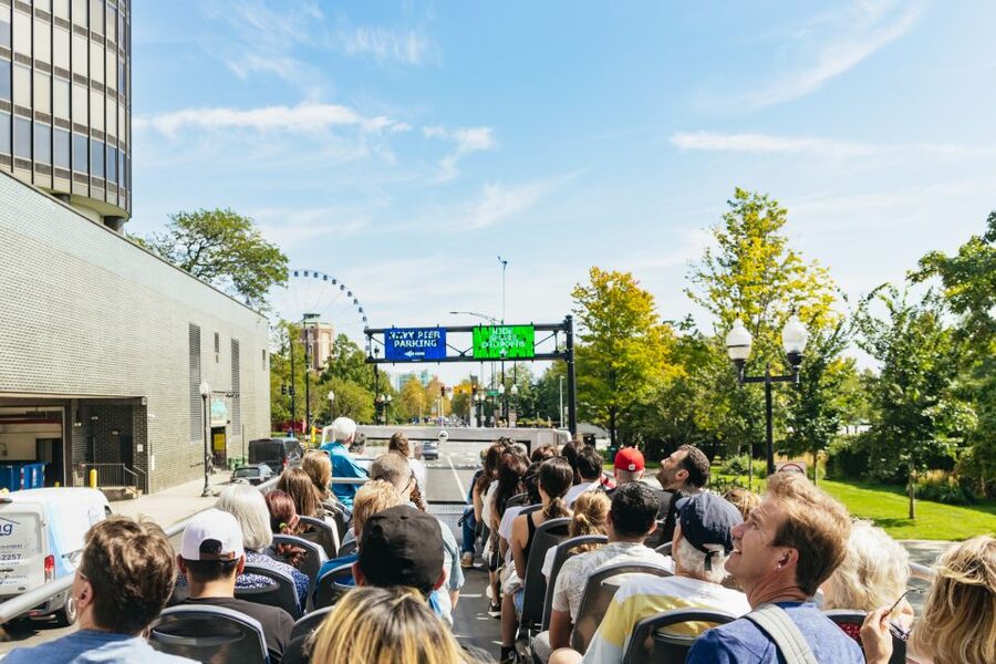 Chicago: Hop-on Hop-off Sightseeing Tour by Open-top Bus - River North and the return downtown