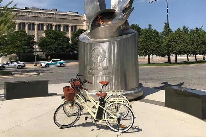 Chicago Lakefront Electric Bike Tour - Buckingham Fountain closes the short circuit