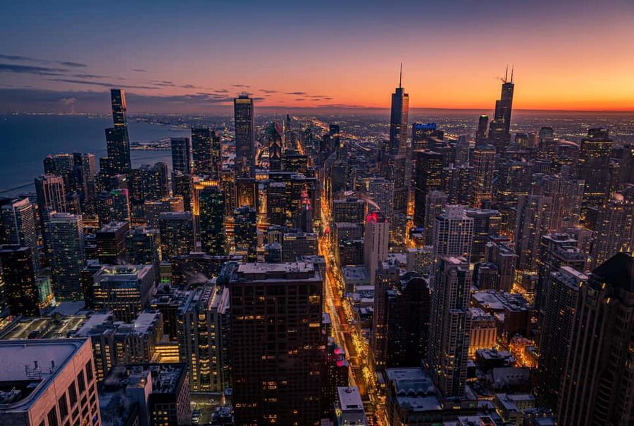 Chicago: Magnificent Mile Tour With Optional 360 Chicago - Starting among the Federal Building Columns