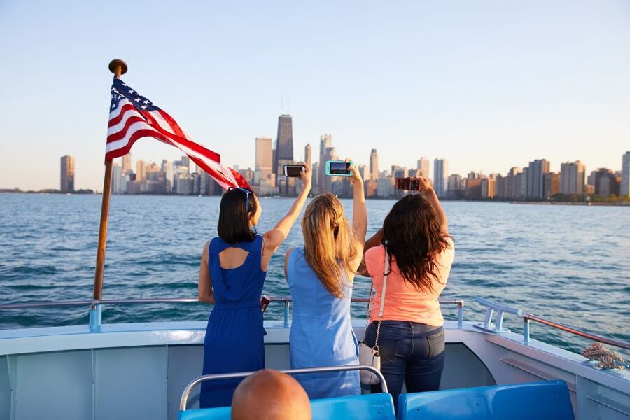 Chicago: Narrated Sightseeing River and Lake Cruise - How the Commentary Shapes the Ride