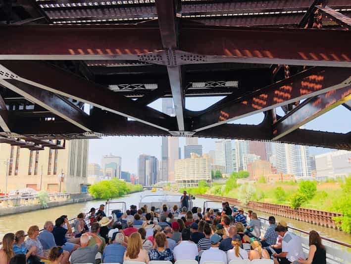 Chicago River: 90-Min Architecture Boat Tour - Setting out with a live Chicago guide