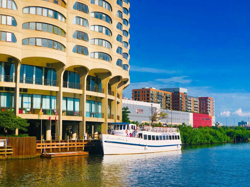 Chicago River: 90-Min Architecture Boat Tour - Merchandise Mart, Trump Tower, and Civic Opera House