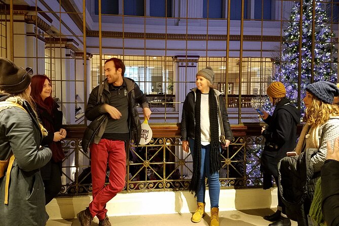 Chicago Seasonal Stroll Walking Tour of Holiday Attractions - What the guide adds to the evening