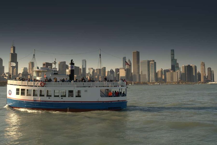 Chicago: Shoreline Lake Michigan Skyline Cruise - Seats, wind, and onboard comfort