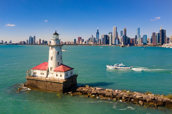 Chicago Sightseeing River and Lake Cruise - The Chicago River section puts the buildings within reach
