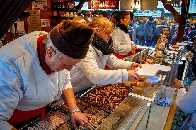 Chicago-Style Holiday Hike: Festive Food and Walking Tour - Hot dogs and Italian beef