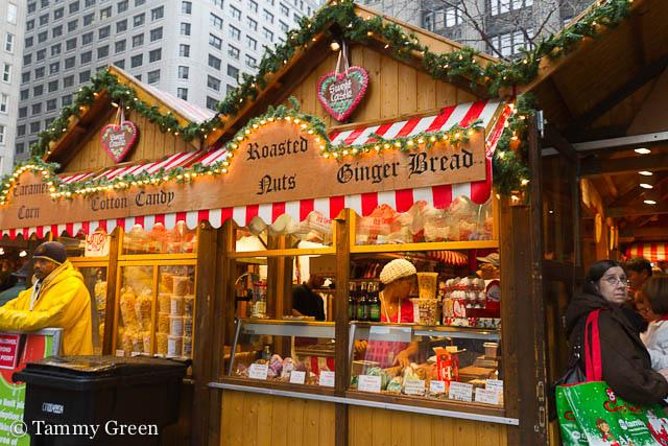 Chicago-Style Holiday Hike: Festive Food and Walking Tour - Millennium Park, skating, and the Christmas tree