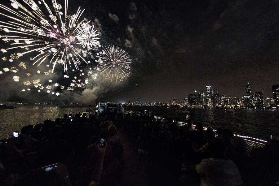 Chicago: Summer Fireworks Cruise with 3D Glasses and Music - Should you book the Chicago fireworks cruise?