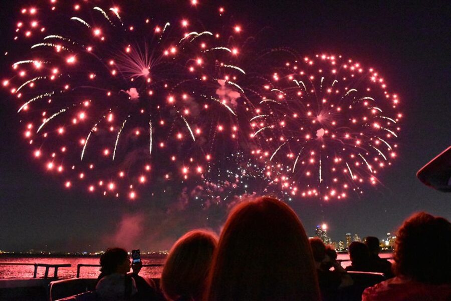 Chicago: Summer Fireworks Cruise with 3D Glasses and Music - Starting beneath the Michigan Avenue bridge