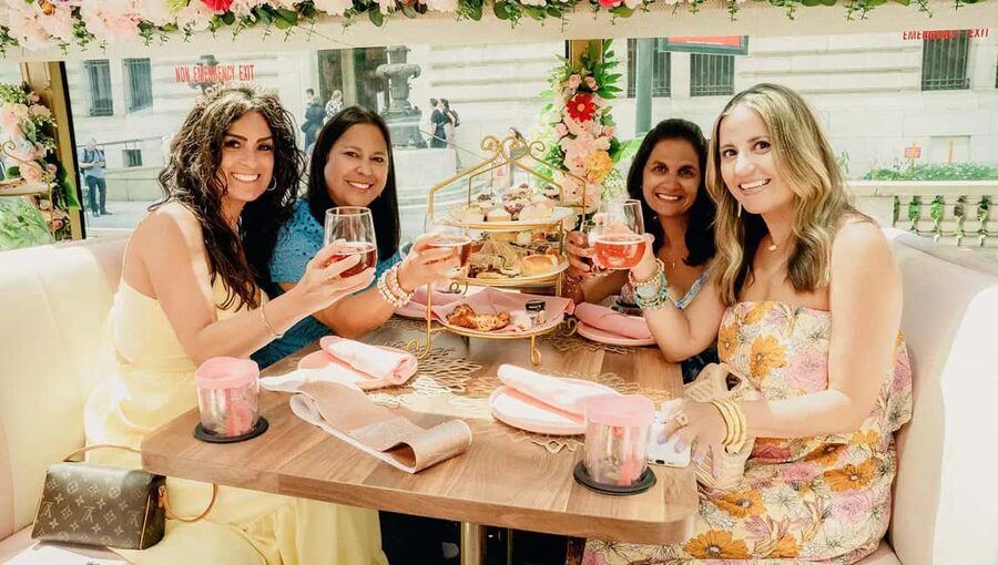 Chicago: Tea Around Town With Curated Teas & Iconic Sights - Live music changes the mood