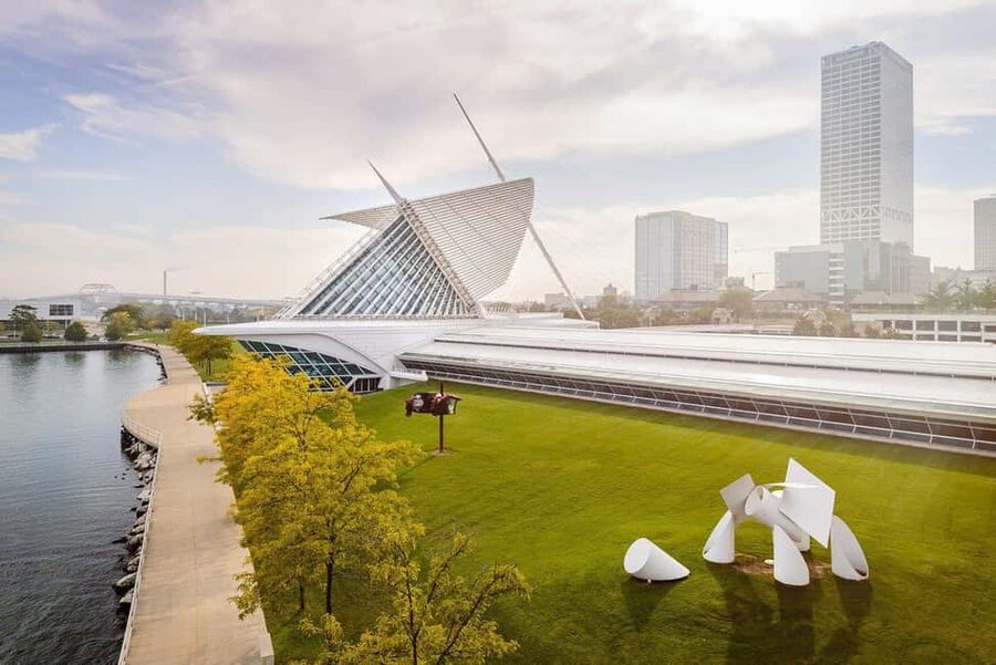 Chicago to Milwaukee Day Trip: City Tour with Miller Brewery - What the $125 price really covers