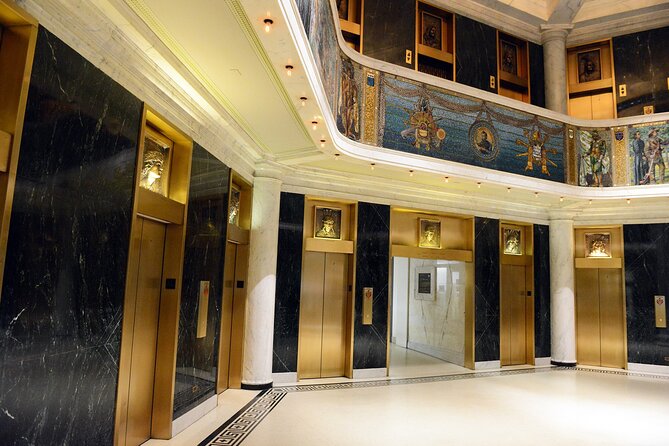 Chicago Walking Tour: Historic Skyscrapers - The Chicago Board of Trade Building in five minutes