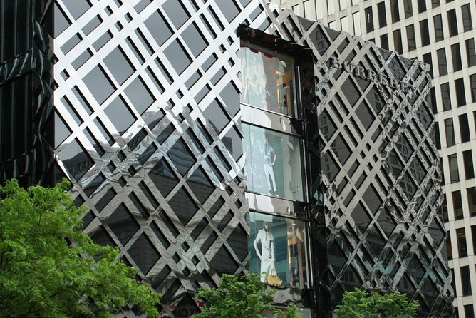 Chicago Walking Tour: The Magnificent Mile - Reading the Magnificent Mile through its buildings