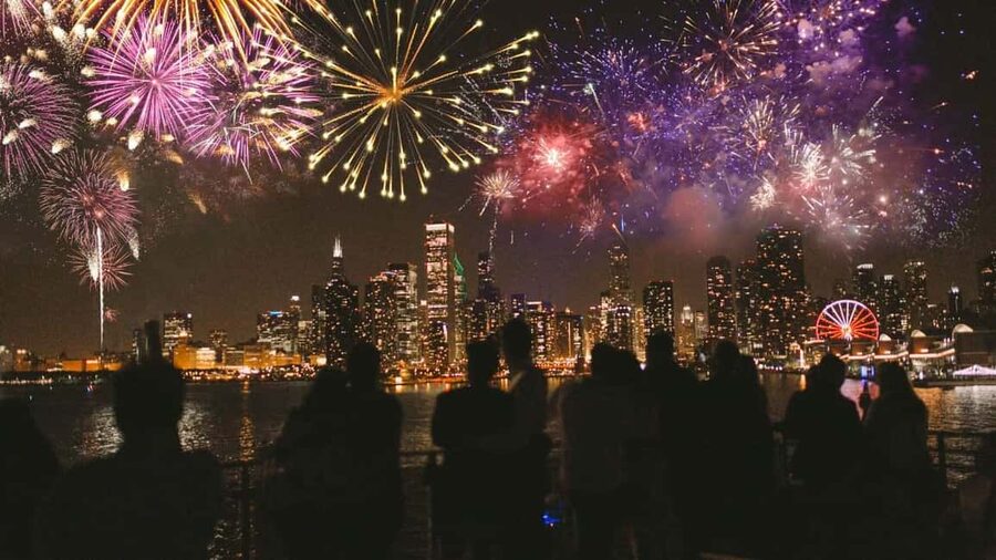 City Cruises Chicago: Lake Michigan Fireworks Dinner Cruise - What dinner includes on the buffet