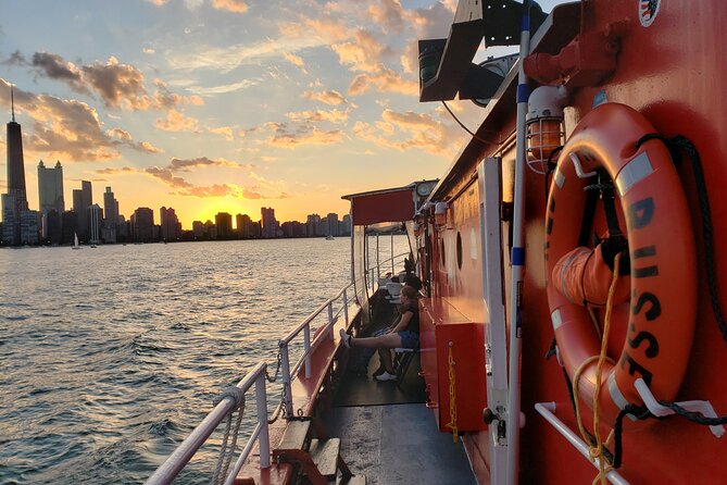 Historical and Architectural Chicago Fireboat River & Lake Cruise - One hour on the Chicago River among the architecture