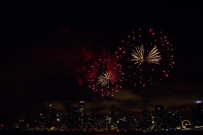 Lake Michigan Fireworks Cruise in Chicago - Music, atmosphere, and the onboard bar