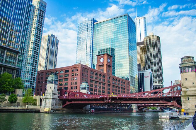 Magnificent Mile Tour With Optional 360 Chicago Upgrade - What the guide adds to the experience