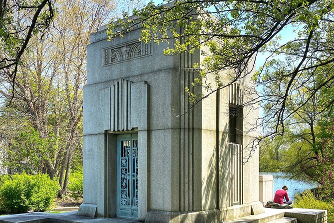 The Deep Pockets Of Graceland Cemetery Walking Tour - What the walking is really like